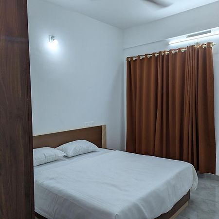 Jayalakshmi Residency Hotell Vaduvanchal Eksteriør bilde