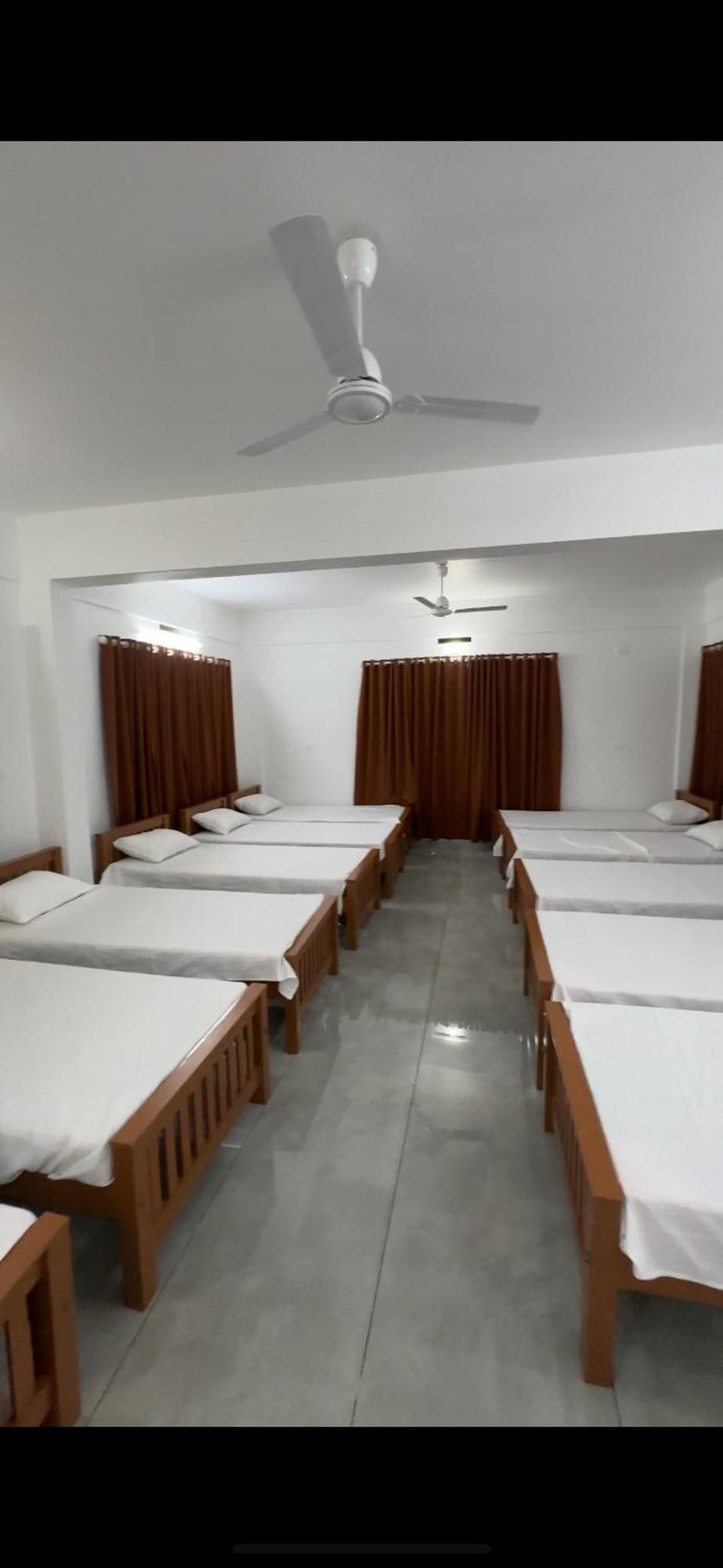 Jayalakshmi Residency Hotell Vaduvanchal Eksteriør bilde