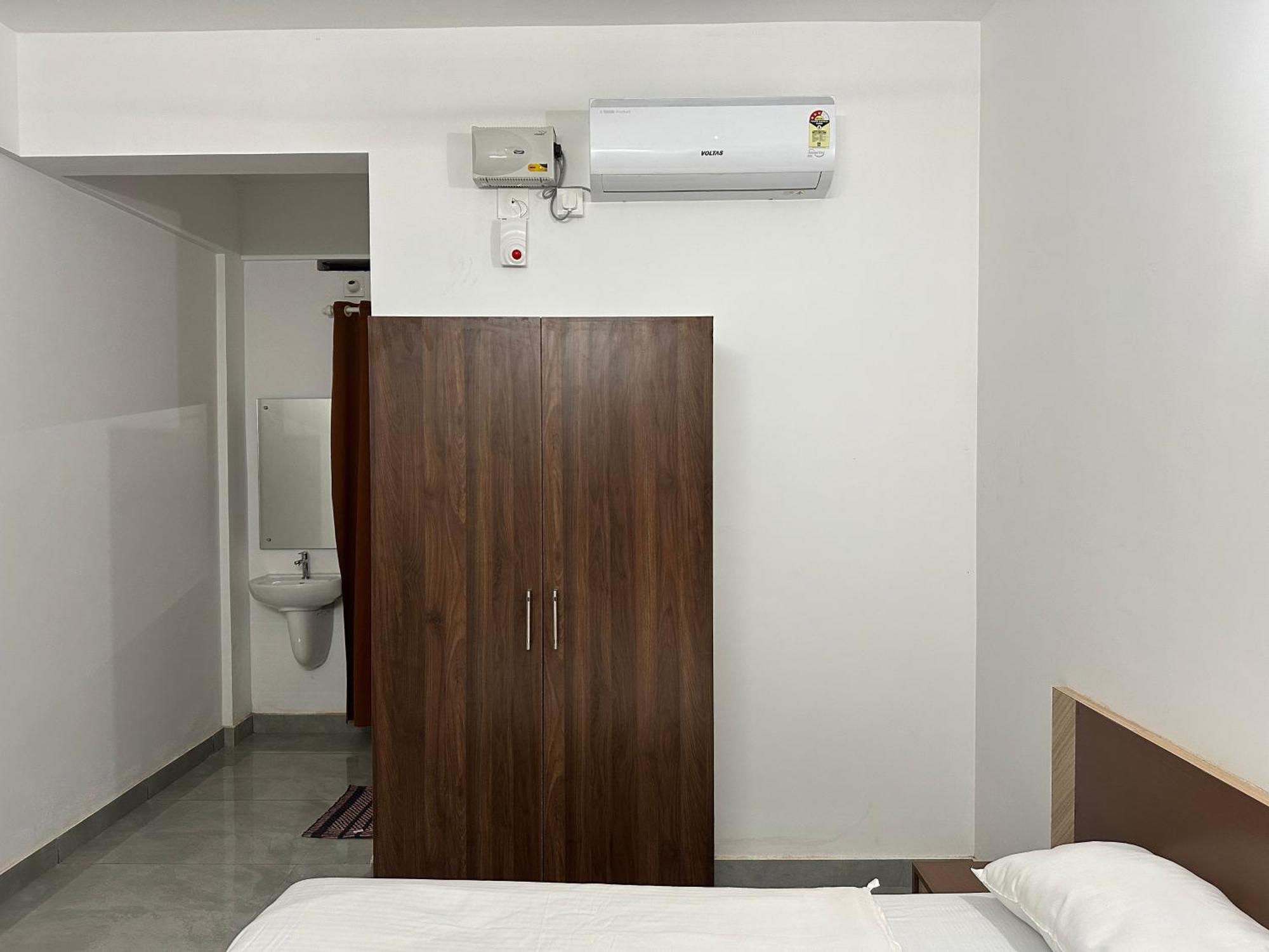 Jayalakshmi Residency Hotell Vaduvanchal Eksteriør bilde